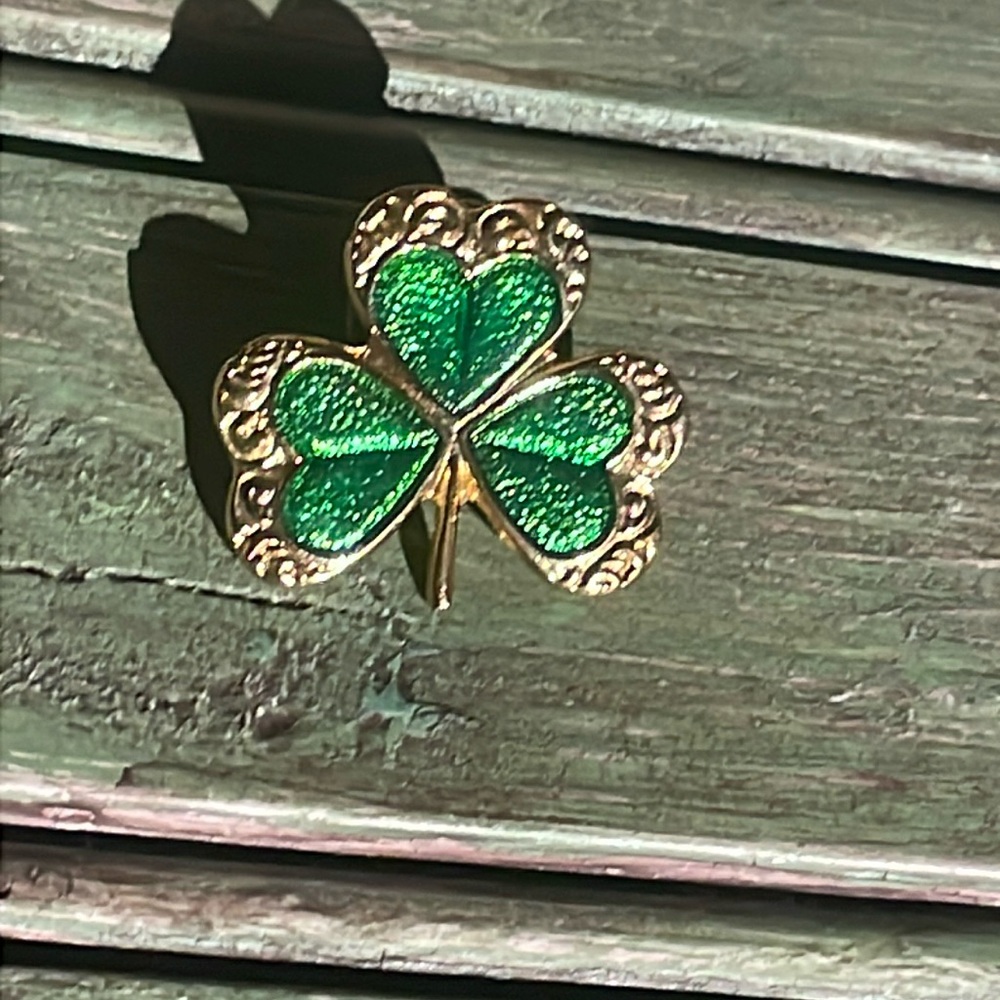 Green and gold clover pin